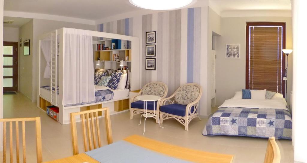 ビセウカにあるApartamenty Starowka - Seasideのベッドルーム1室(ベッド2台、テーブル、椅子付)