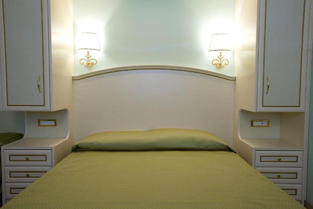 Łóżko lub łóżka w pokoju w obiekcie Hotel Da Angelo
