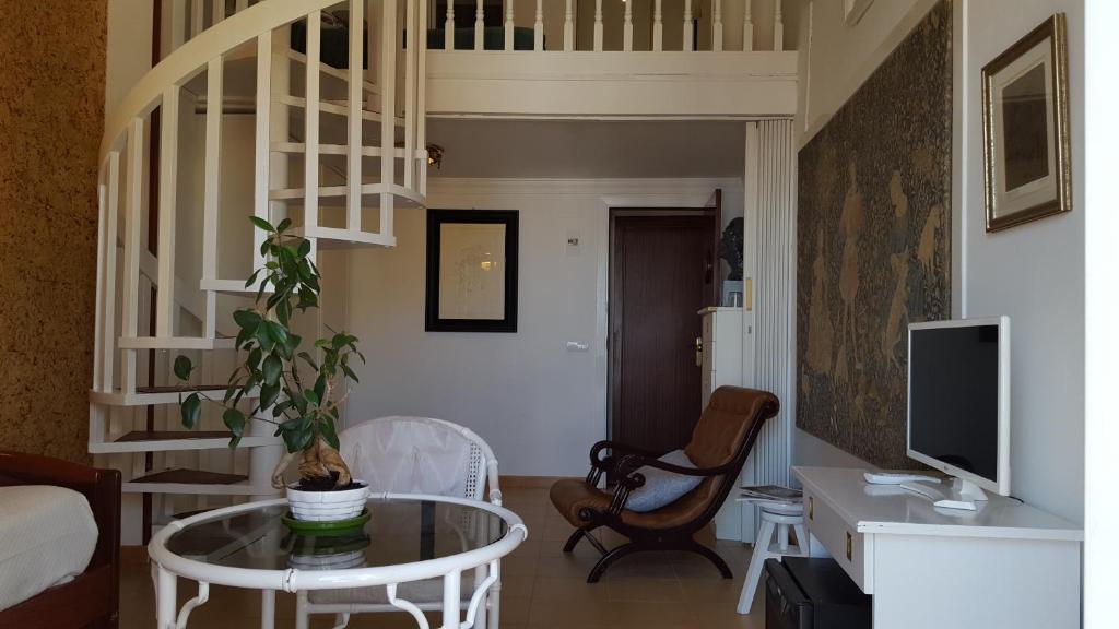 A television and/or entertainment centre at Hotel La Residencia