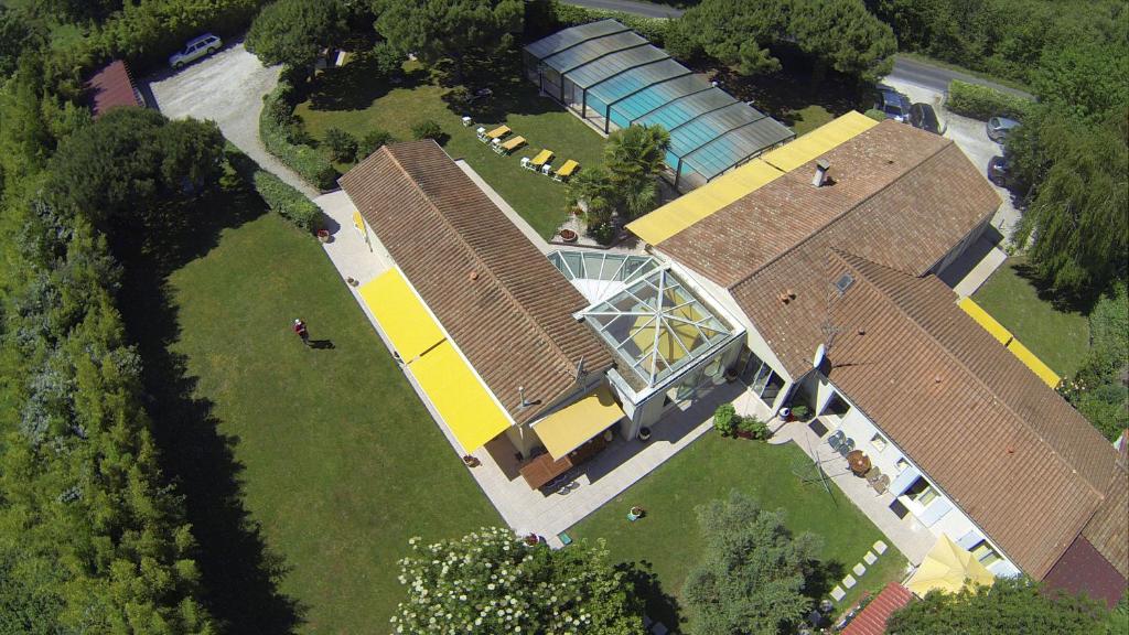 an overhead view of a large house with a roof at Locatlantique in Aytré