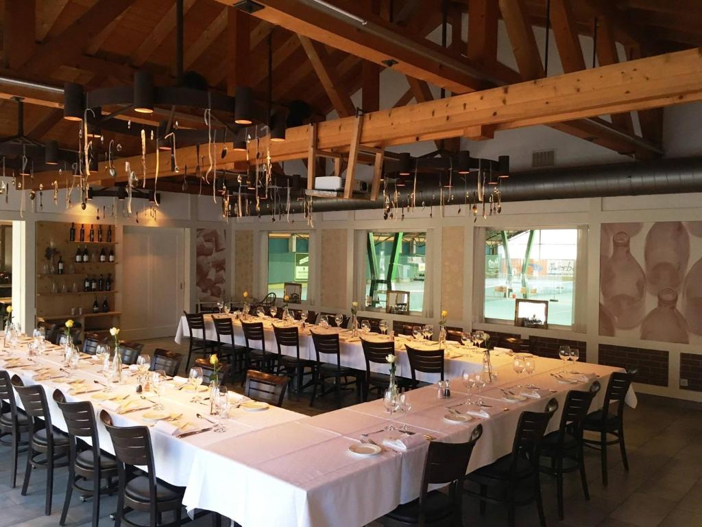Restaurace v ubytování Hotel Sportcenter Fünf Dörfer AG