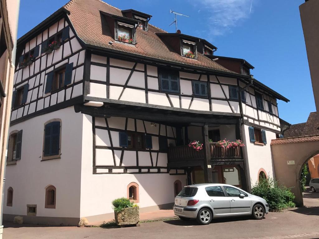 una casa con un coche aparcado delante de ella en Gîte "Smart'In" en Eguisheim