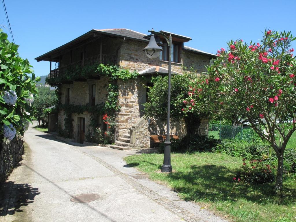 una casa de piedra con una luz de la calle junto a una carretera en Casa Sergio, en Brieves