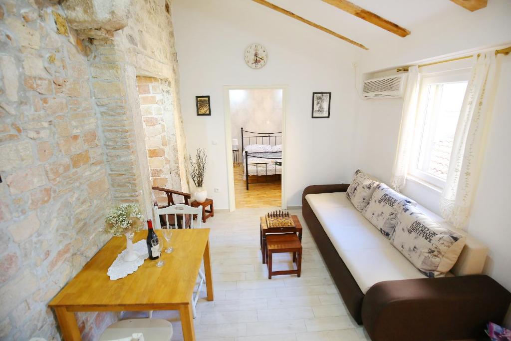 sala de estar con sofá y mesa en Apartments Grisogono en Zadar