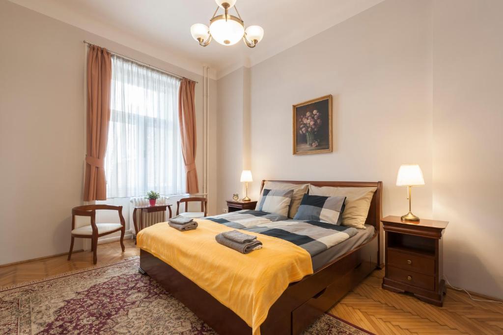 ブダペストにあるLiszt Ferenc Boutique Apartmentのベッドルーム(大型ベッド1台、テーブル付)