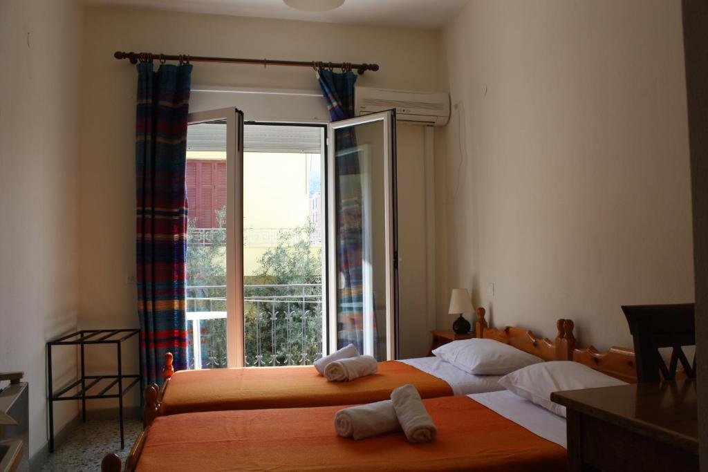 ルトラ・エディプソスにあるHotel Elektraのベッドルーム1室(ベッド2台、大きな窓付)