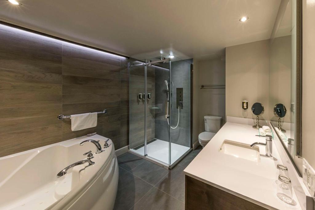 Koupelna v ubytování Hôtel & Suites Normandin Québec