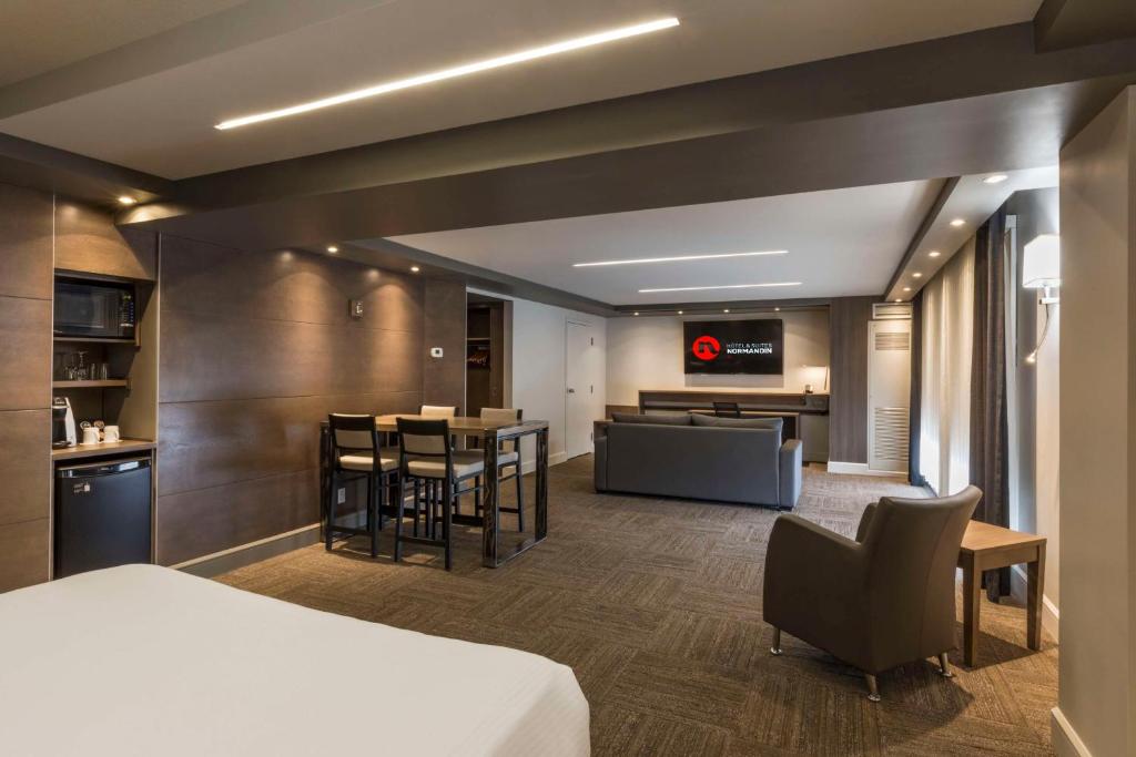 TV a/nebo společenská místnost v ubytování Hôtel & Suites Normandin Québec