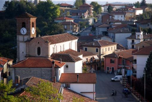 Albaretto Della Torre にあるAlbergo Dei Bersaglieriの小時計塔のある町