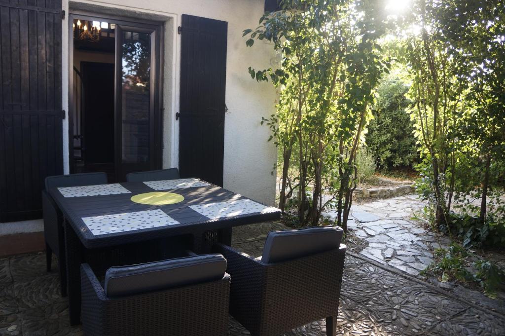 un tavolo e delle sedie seduti su un patio di Lavender Apartment ad Argelès-sur-Mer