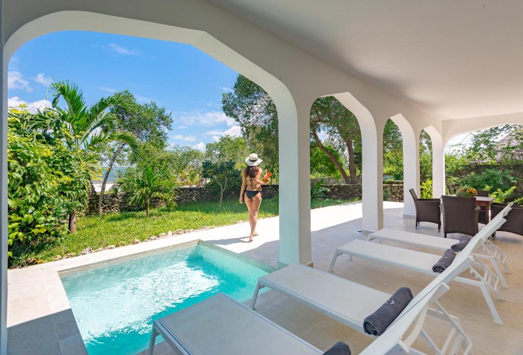 Bazén v ubytování Konokono Beach Resort and Isaraya Luxury Overwater Villas nebo v jeho okolí