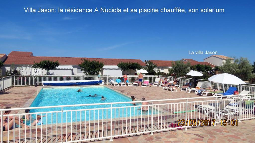 - une piscine dans un hôtel avec des personnes dans l'établissement Jason, à Cervione