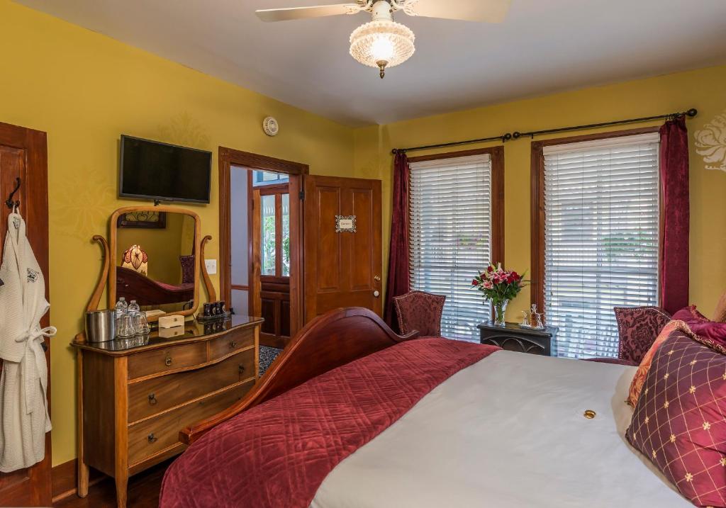 Carriage Way Inn Bed & Breakfast Adults Only - 21 years old and up - Deluxe King Room - Garnet Room