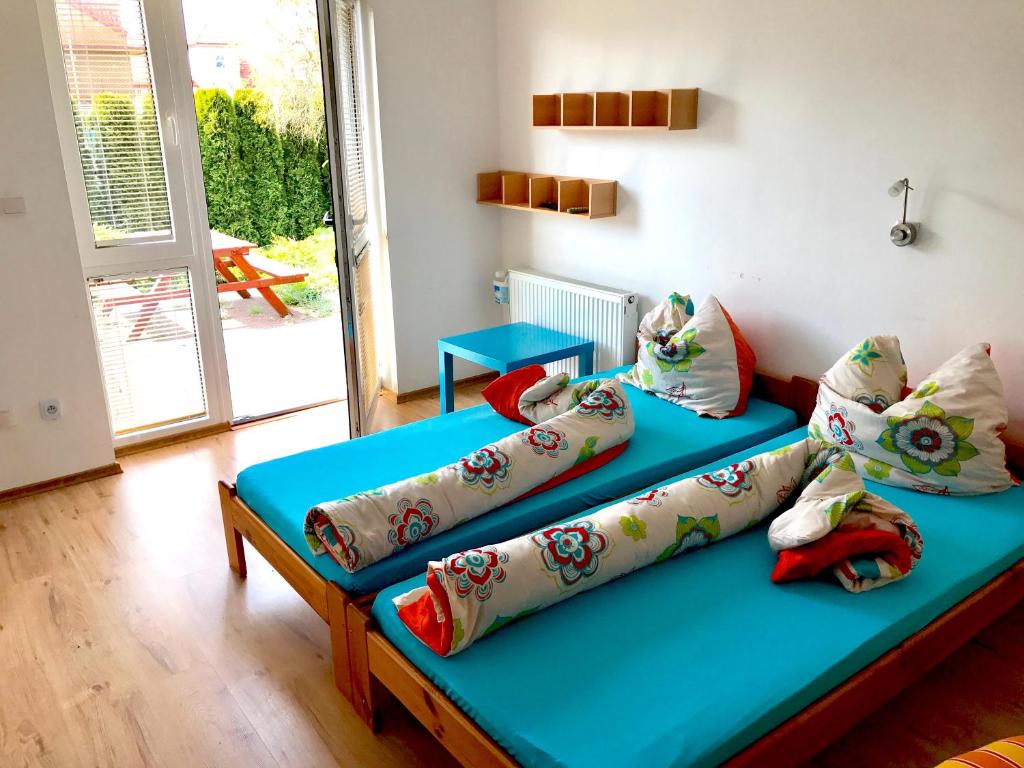 グジボボにあるPension am Ankerのベッド2台(枕付)が備わる客室です。