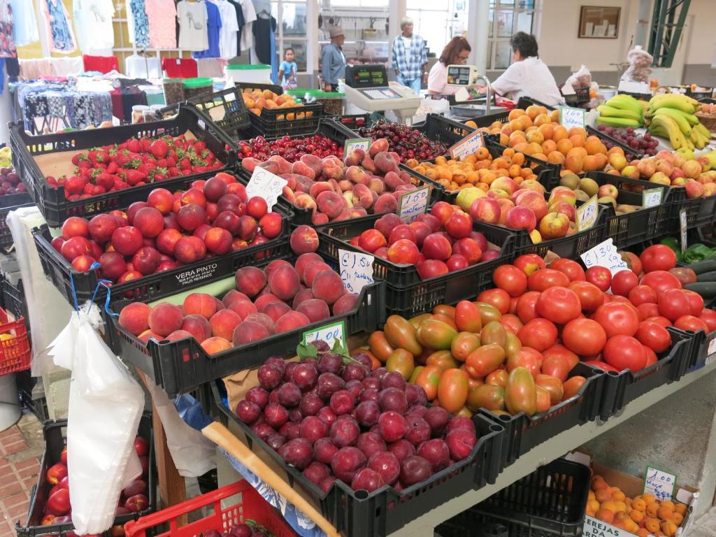 ナザレにあるSerenabeachの果物・野菜のバスケットが多い市場
