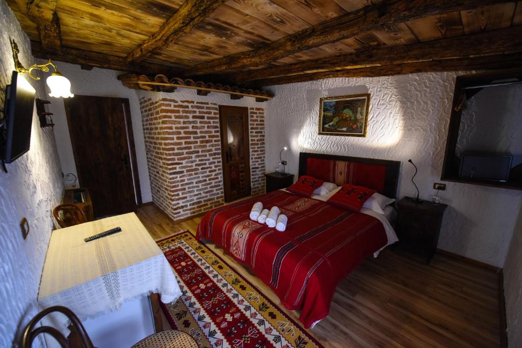 Llit o llits en una habitació de Hotel Tradita