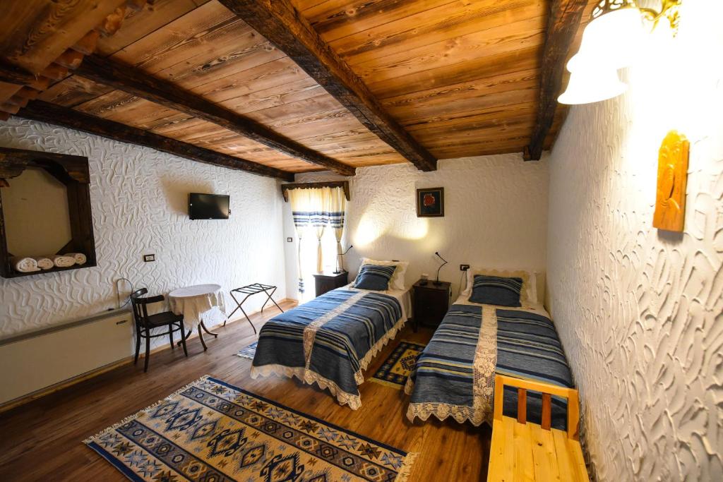 Llit o llits en una habitació de Hotel Tradita