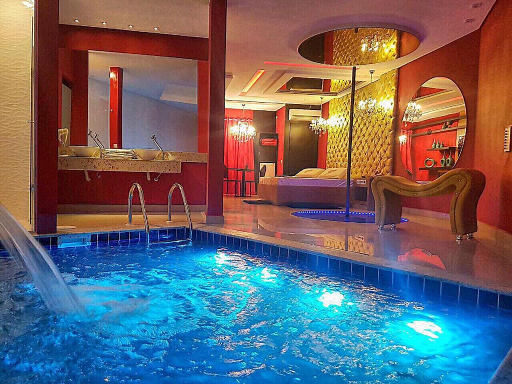 baño con piscina en una habitación de hotel en Happy Night (Adults Only) en Cotia