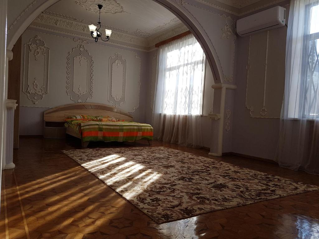 sypialnia z łóżkiem i dużym oknem w obiekcie House #1 w Kutaisi
