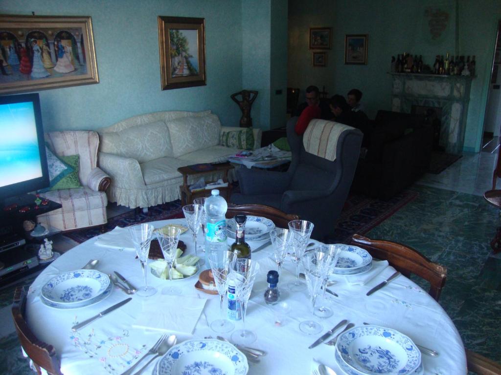 A television and/or entertainment centre at B&B Cavaliere Milano