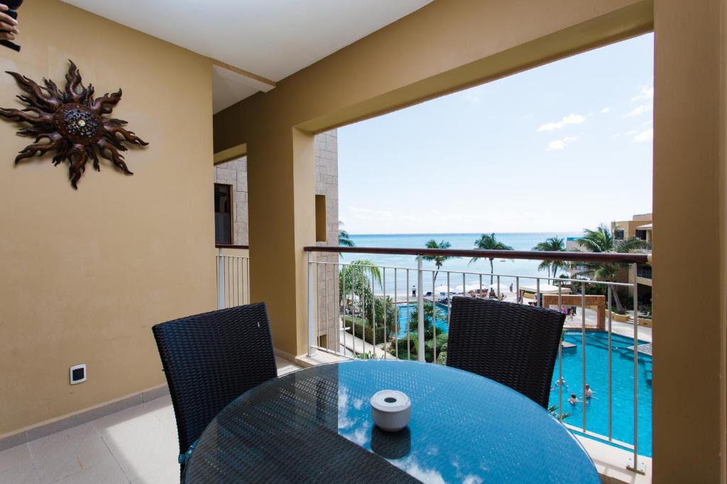 - une salle à manger avec une table et une vue sur l'océan dans l'établissement Oceanfront el Faro Surf 302, à Playa del Carmen