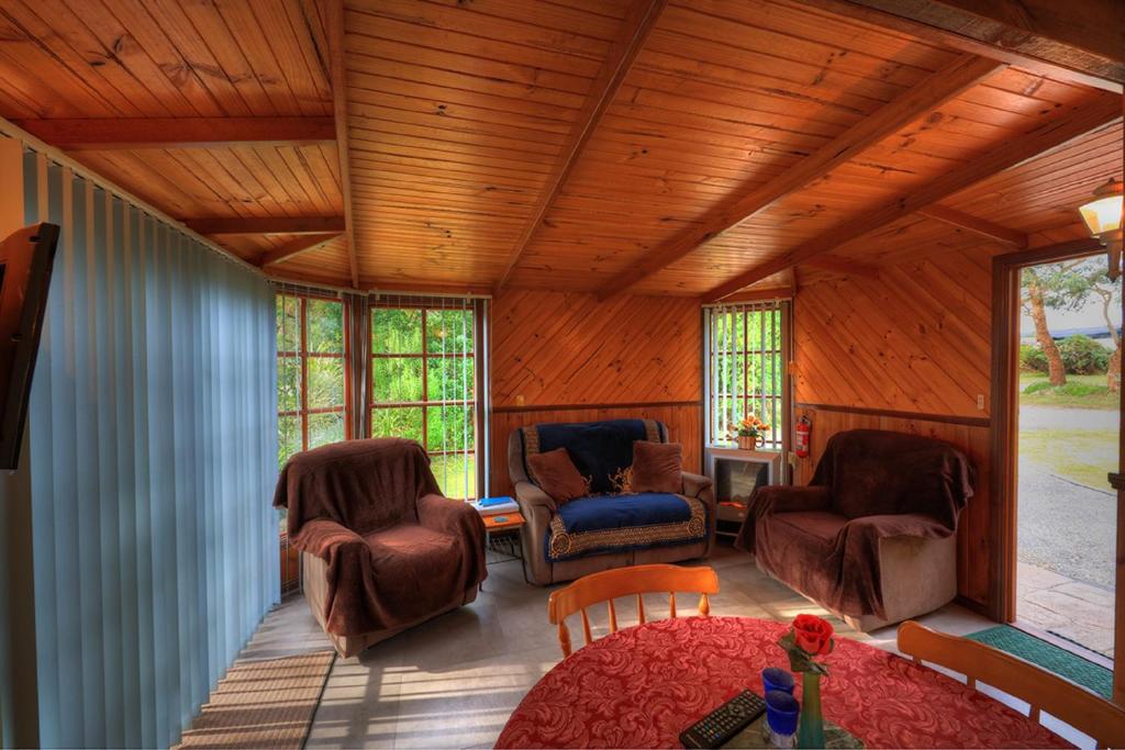 Posezení v ubytování Stanley Lakeside Spa Cabins