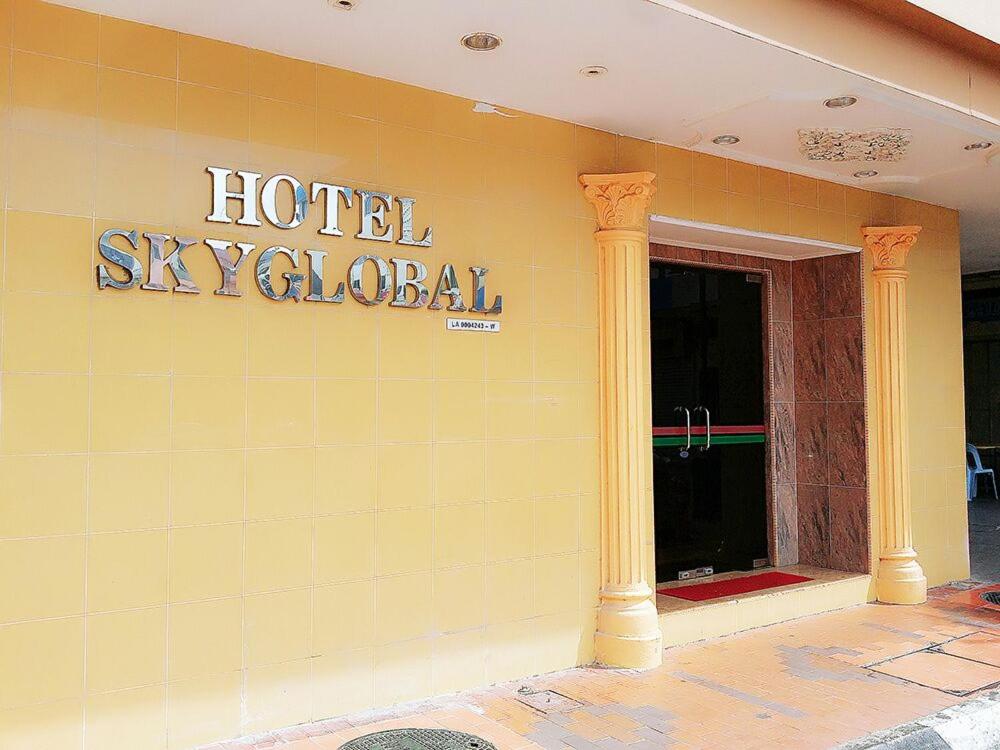 una señal de hotel en el lado de un edificio en SkyGlobal Hotel en Labuan