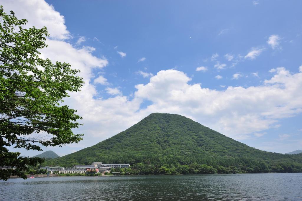 ein Berg am Ufer eines Wasserkörpers in der Unterkunft Harunako Onsen Yusuge in Takasaki