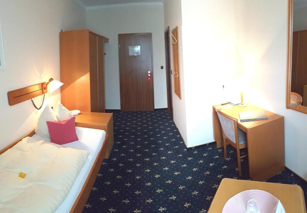 Postel nebo postele na pokoji v ubytování Hotel Vier Linden