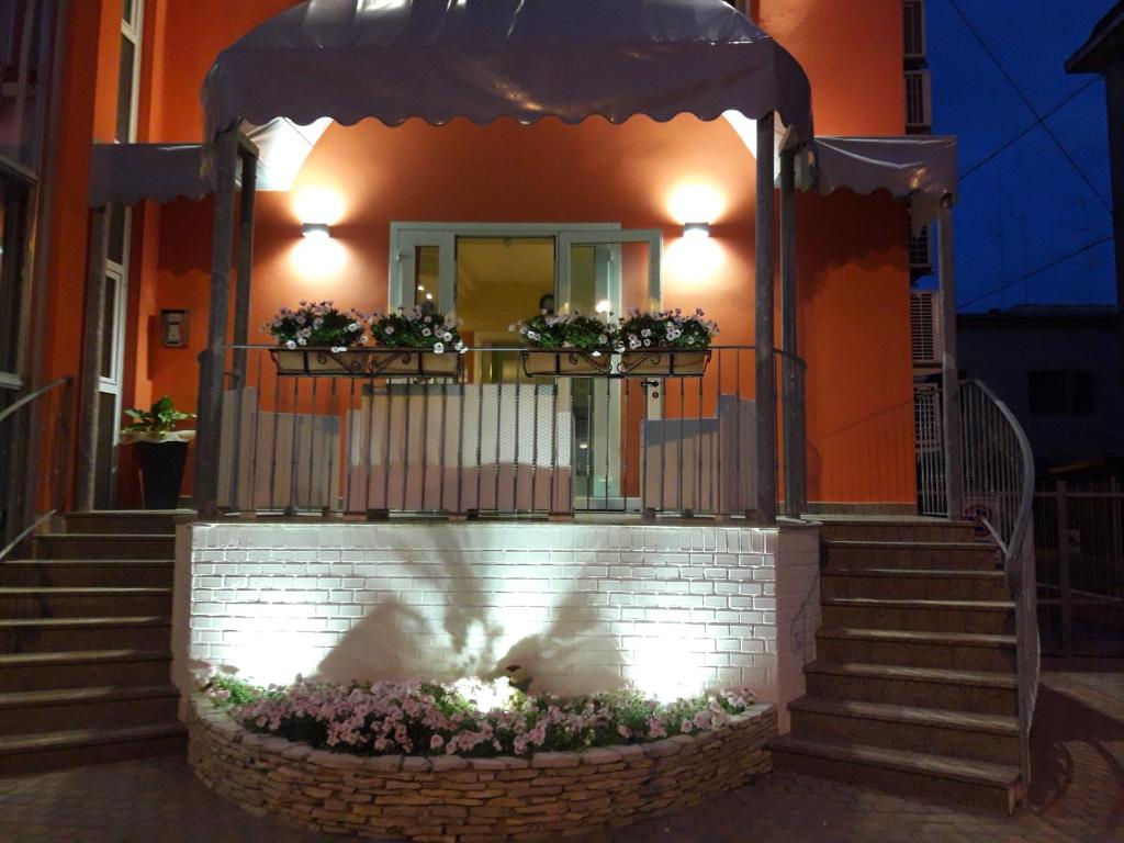 una casa con un balcón con flores. en Hotel Cinzia, en Porto Garibaldi