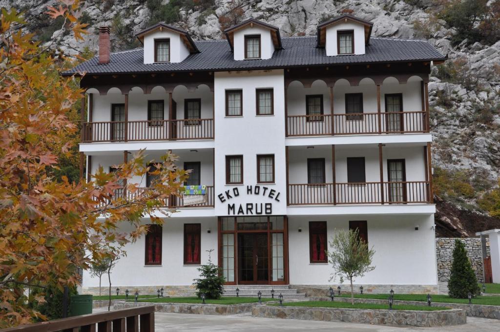 ein Gebäude vor einem Berg in der Unterkunft Hotel Marub in Rubik