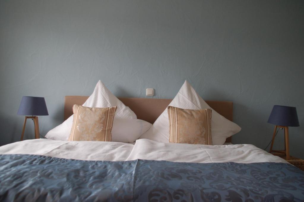 Postel nebo postele na pokoji v ubytování Hotel-Ferienwohnungen Cafe Maarblick