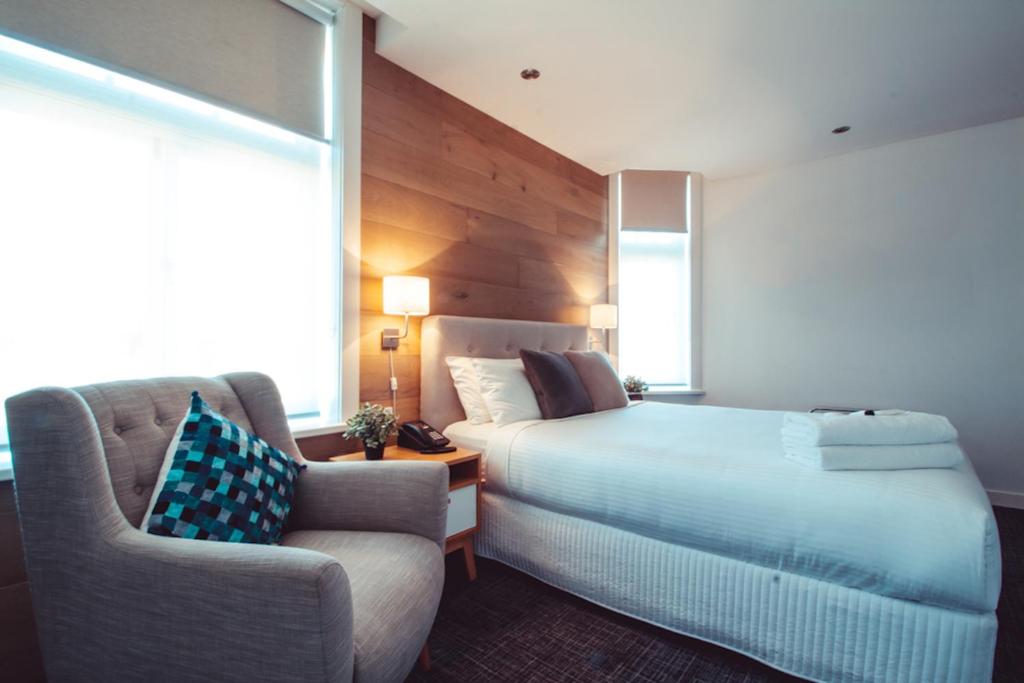 En eller flere senge i et værelse på Crown Hotel Surry Hills