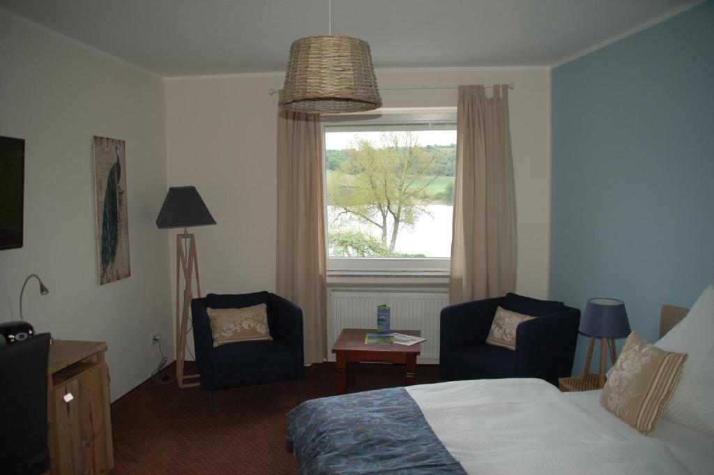 Postel nebo postele na pokoji v ubytování Hotel-Ferienwohnungen Cafe Maarblick