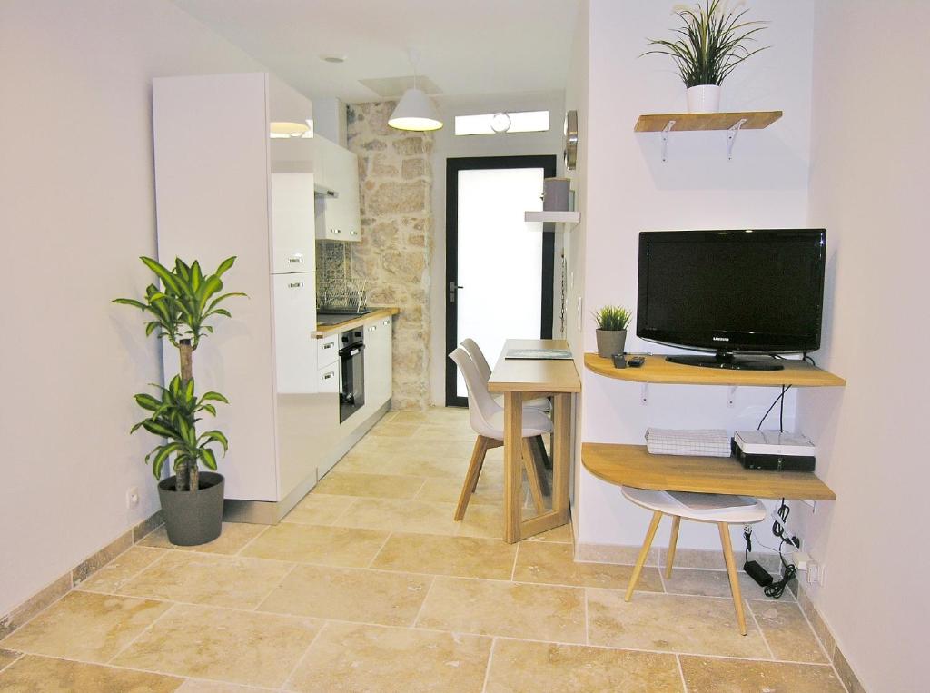 cocina y comedor con escritorio y TV en Appart vieil Antibes, en Antibes