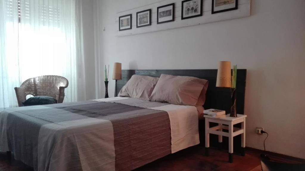 ローマにあるCinema Apartmentのベッドルーム1室(ベッド1台、テーブル、窓付)