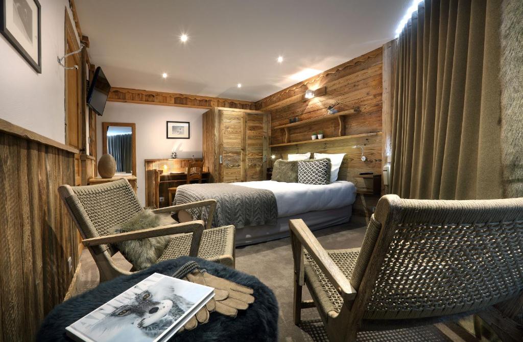 a living room filled with furniture and a couch at Hotel Des 3 Vallées Val Thorens in Val Thorens