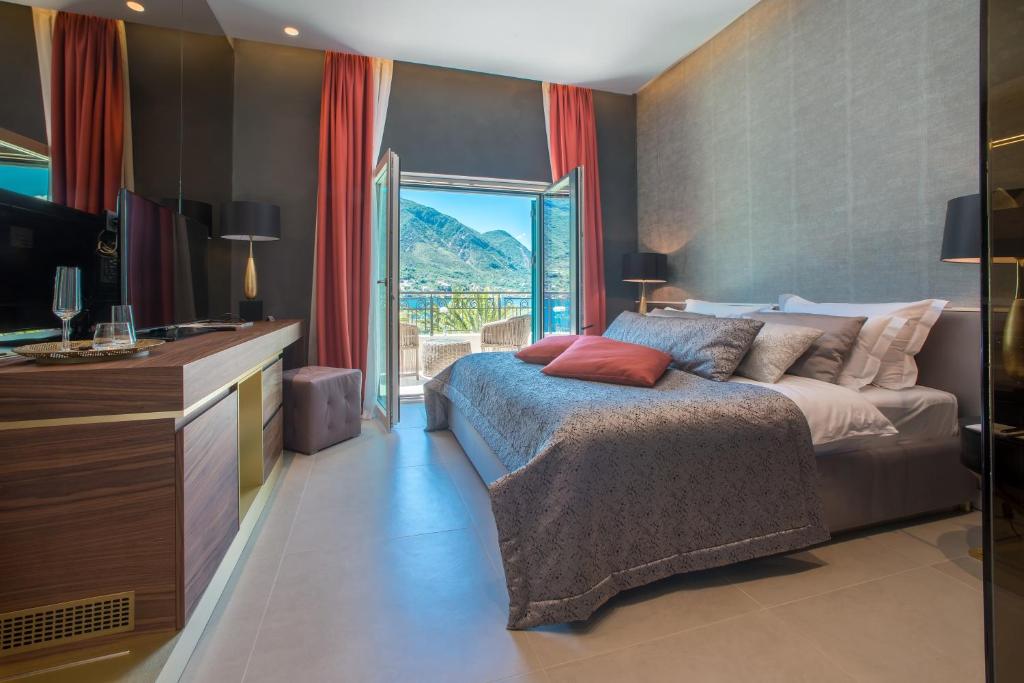 Nespecifikovaný výhled na hory nebo výhled na hory při pohledu z hotelu