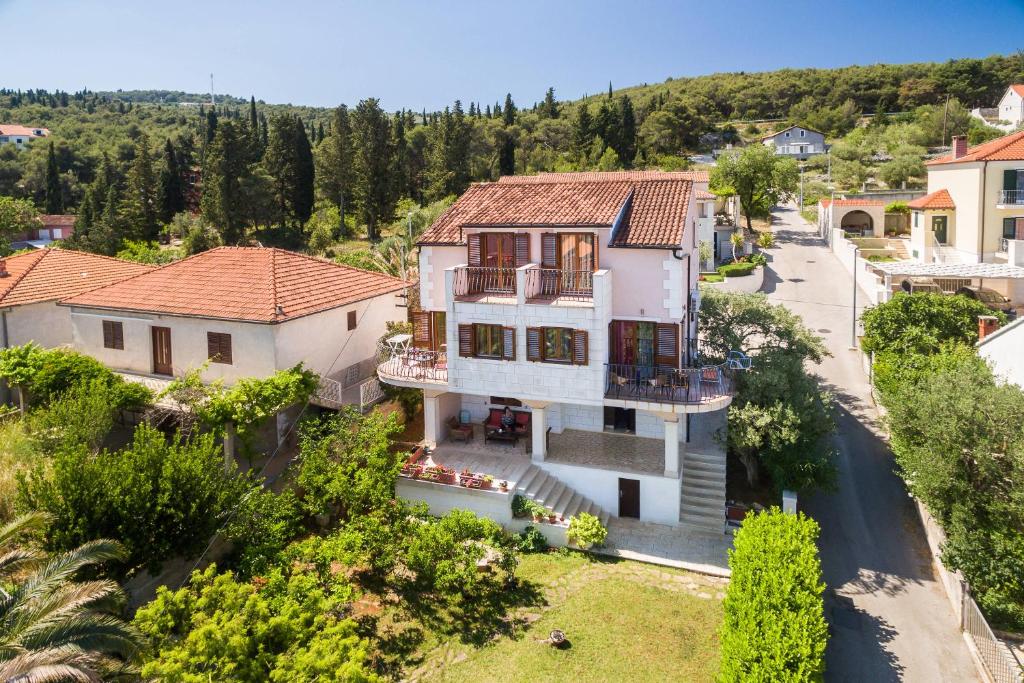 una vista aérea de una casa en Apartments Judita, en Supetar