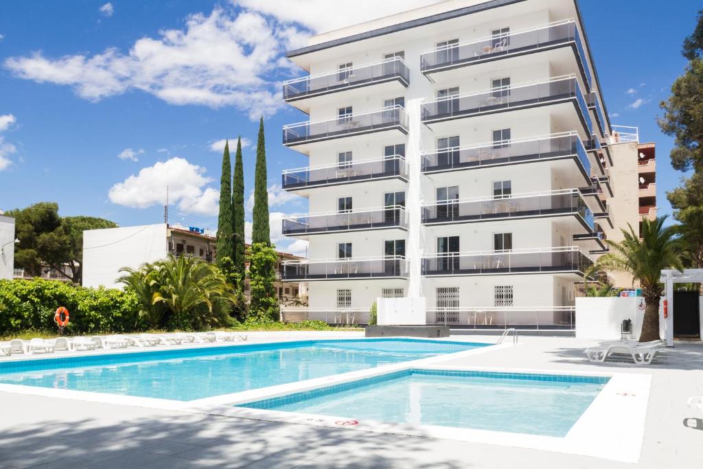 A piscina localizada em Apartamentos InterSalou Priorat ou nos arredores