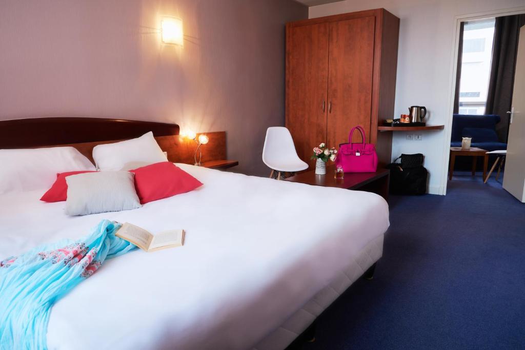 Logis Hotels Grand Hotel d'Orléans et Restaurant Le Goulu - Quadruple Room