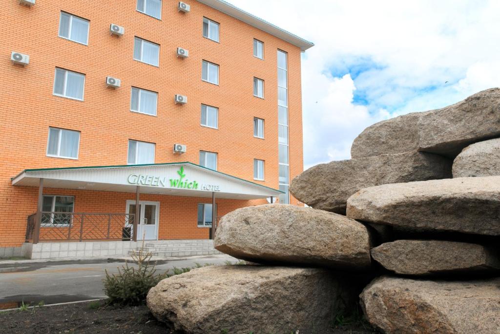 una gran pila de rocas delante de un edificio en Koktem Burabay, en Burabay