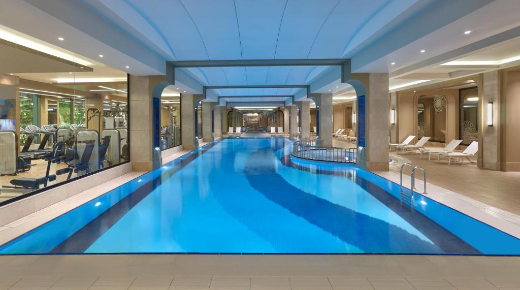 A piscina localizada em Elite World Grand Istanbul Basın Ekspres ou nos arredores