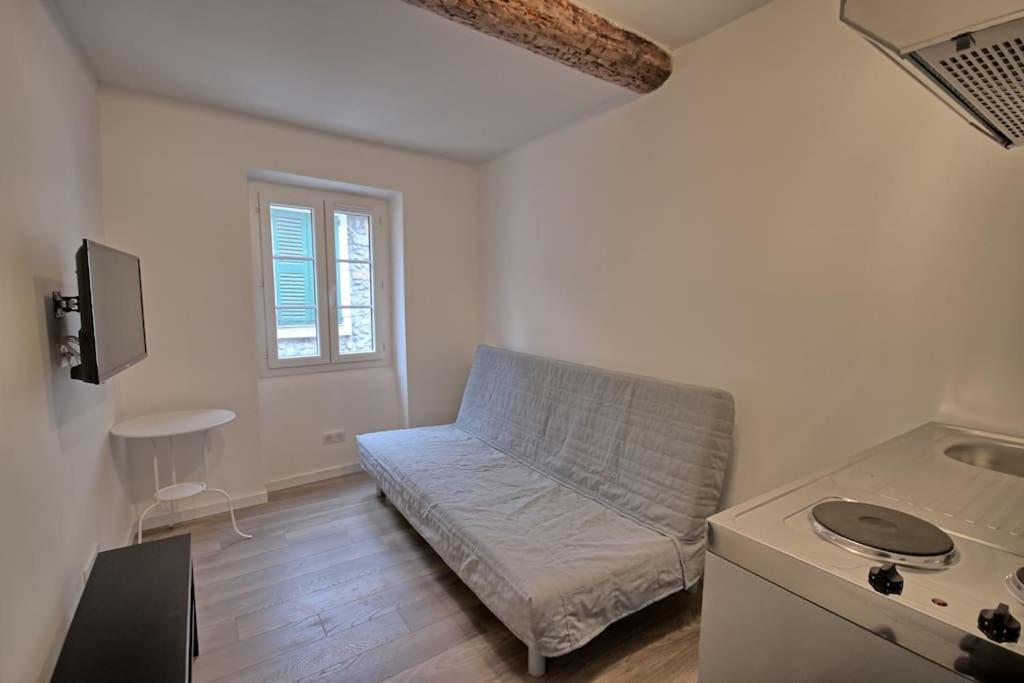 un salon avec un canapé et une table dans l'établissement 201-Studio refait a neuf, à Antibes