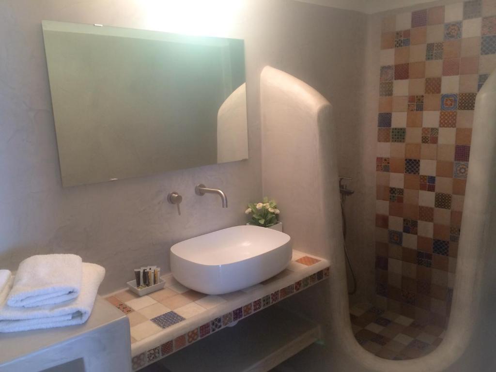 A bathroom at Thera Incognita Studios