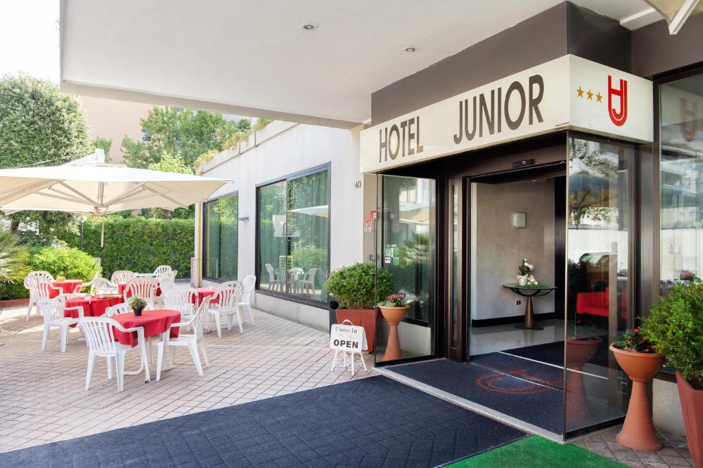 リミニにあるHotel Juniorの建物の前にあるレストラン