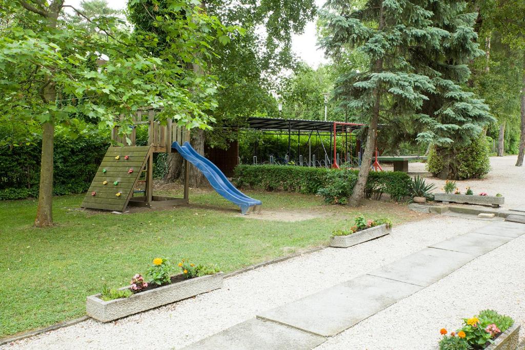 A garden outside Lidó Társasnyaraló