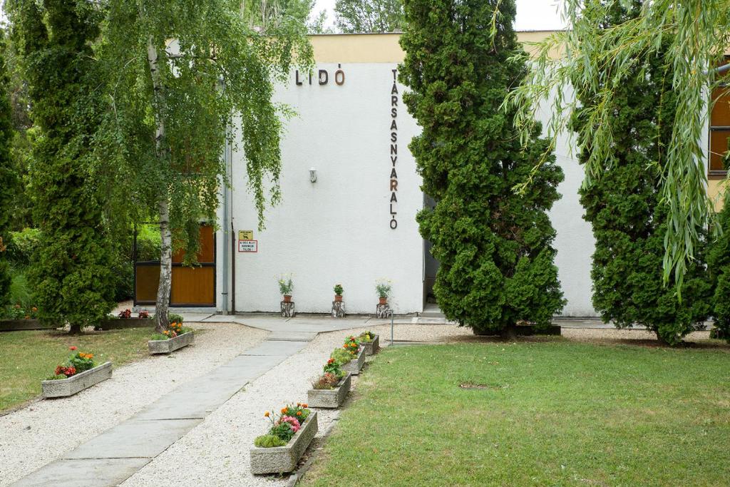 A garden outside Lidó Társasnyaraló