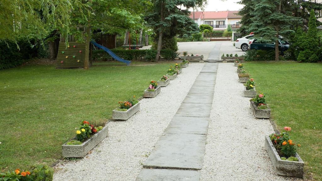A garden outside Lidó Társasnyaraló