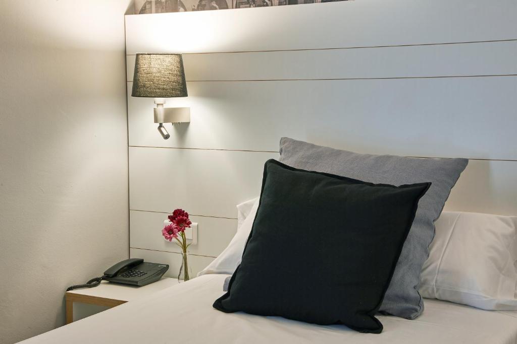 Postel nebo postele na pokoji v ubytování Hotel Can Pamplona